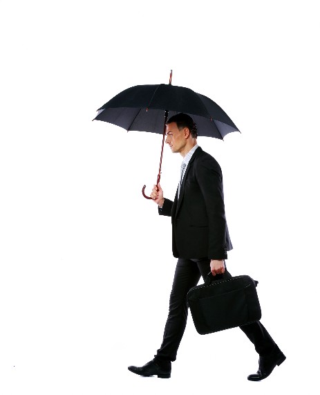 Mann mit Regenschirm auf dem weg zu einer Praxis für Psychotherapie Darmstadt