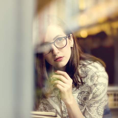 Mädchen am Fenster Mädchen denkt über einen Besuch bei einem Heilpraktiker Psychotherapie Darmstadt nach